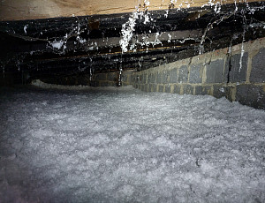 Zateplení stropu rodinného domu pomocí foukané izolace